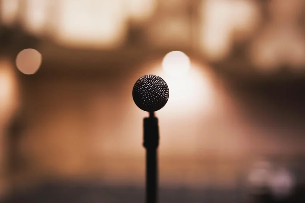 Microphone sur scène prêt pour une session de chant karaoké EVJF à La Baule.