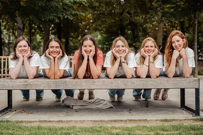 six femmes souriantes allongees sur un banc pendant un shooting illustre koh bride koh lanta evjf a reims