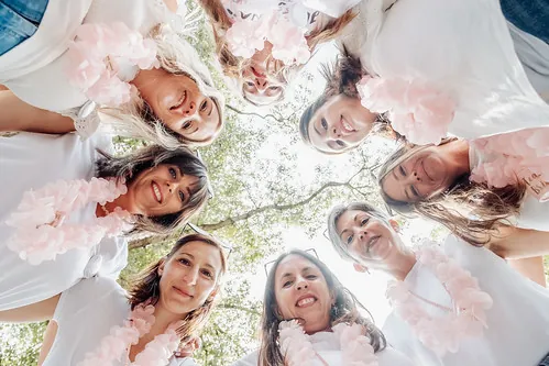 groupe de femmes en cercle vues d en bas portant des colliers roses 