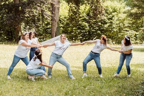 Groupe de copines jouant dans un parc lors d’un koh lanta evjf à nantes