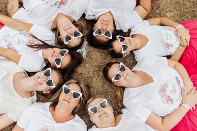 femmes allongees en cercle portant des lunettes coeur blanches lors d un koh lanta evjf a rennes