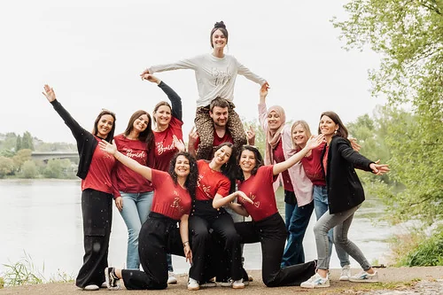 groupe de femmes celebrant  en plein air pres de la loire avec la mariee portee sur les epaules