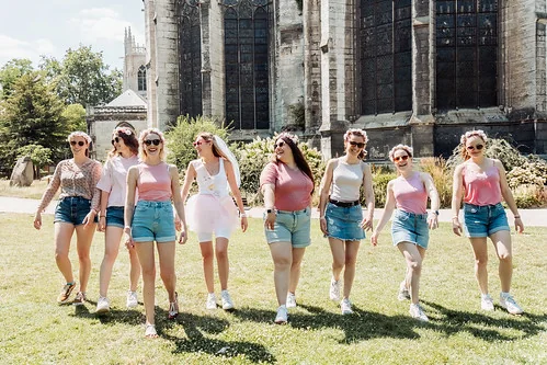 Groupe de femmes marchant ensemble dans un jardin lors de l’activité le trésor de la mariée