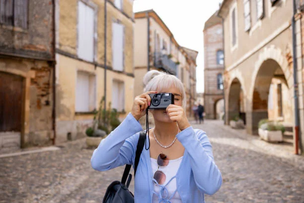 femme prenant une photo dans les rues pittoresques de toulouse pour illustrer les 10 meilleures activités pour evjf à toulouse