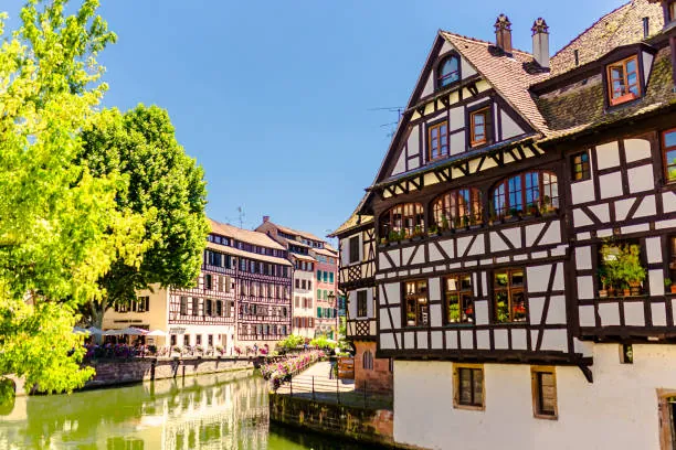 Maisons à colombages de la Petite France à Strasbourg au bord de l Ill par une journée ensoleillée d été