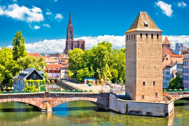 Vue des Ponts Couverts et de la cathédrale de Strasbourg par une journée ensoleillée avec la rivière Ill au premier plan