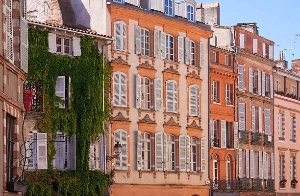 facades typiques en briques roses du centre ville ideales pour un logement evjf a toulouse