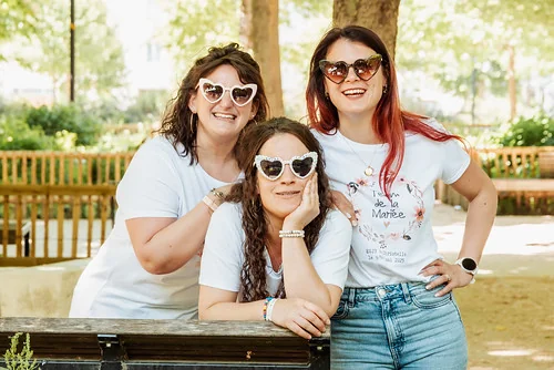 trois femmes en t shirts evjf souriantes dans un parc illustrant ou dormir pour un evjf a reims
