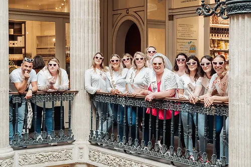 Groupe d’amies en EVJF souriantes posant dans une galerie élégante illustrant où sortir pour un evjf à Nantes