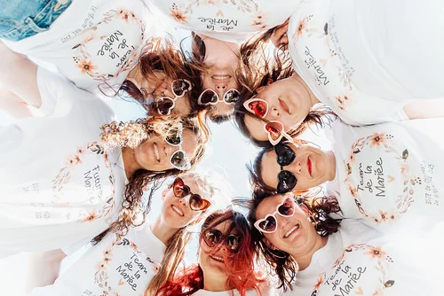 groupe de femmes en t shirts evjf allongees en cercle souriantes illustre ou sortir pour un evjf a reims
