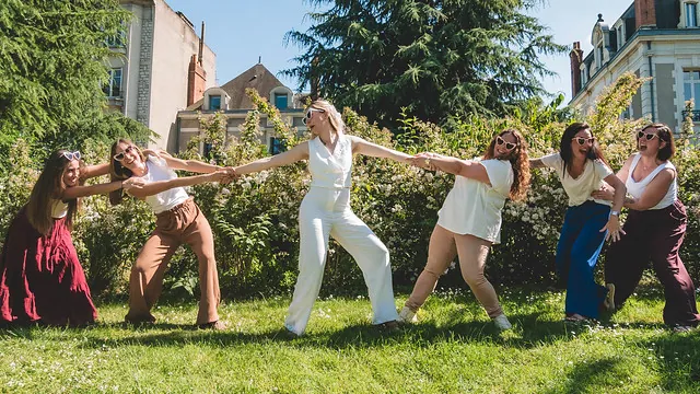 groupe de femmes joue et rit dans un jardin ensoleillé à Tours, illustrant où sortir pour un evjf à tours