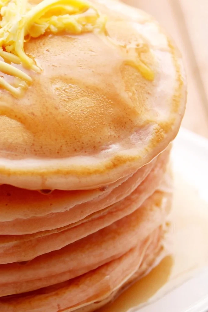 Gros plan sur une pile de crepes beurre sucre servies chaudes lors d une pause gourmande pendant un EVJF.