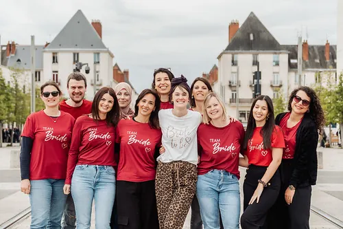 groupe de femmes en t shirt team bride et la mariee posant ensemble lors d un shooting photo evjf a tours
