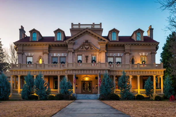 façade élégante d un domaine chic illuminé pour une privatisation domaine pour evjf à toulouse