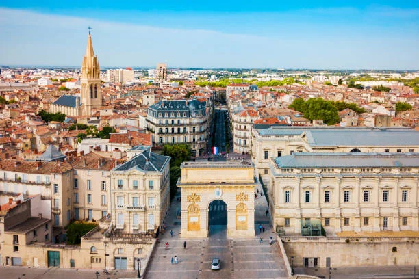 Vue aérienne de Montpellier avec l’Arc de Triomphe, parfaite pour illustrer quand organiser un EVJF à Montpellier