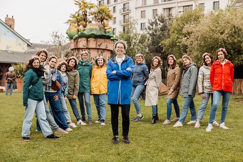 Grand groupe d’amies en plein air autour de la future mariée montrant quand organiser un evjf à Nantes
