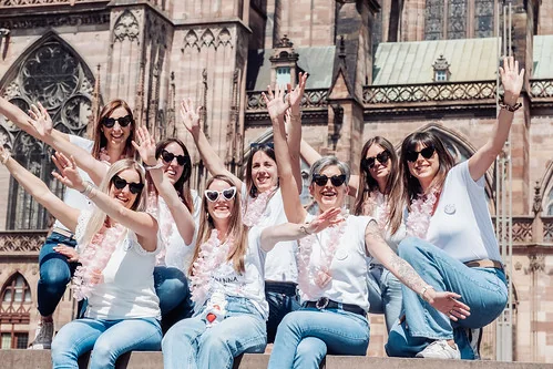 quand organiser un evjf a strasbourg groupe de copines pose devant la cathedrale notre dame