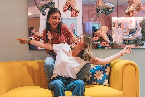 Que faire s'il pleut à Nice ? Deux amies complices s'amusent sur un canapé coloré