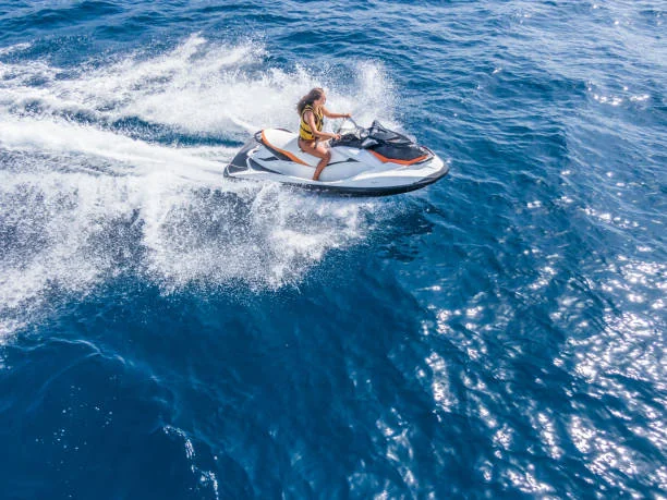 femme conduisant un jet ski sur la mer mediterranee lors d une randonnee en jet ski pour un evjf a montpellier