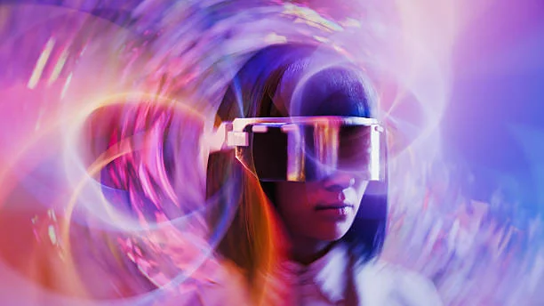femme avec casque immersif lors d une expérience de réalité virtuelle evjf à toulouse avec effets lumineux colorés