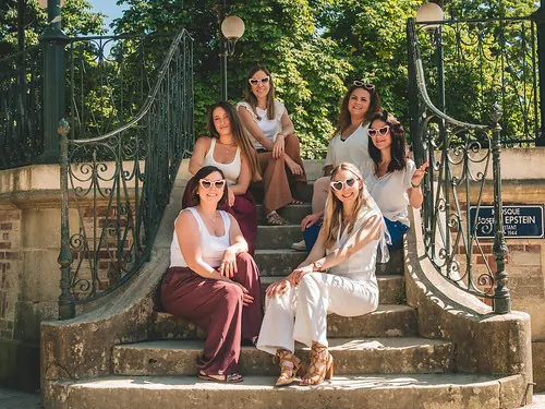 six amies assises sur un escalier en pierre souriantes et complices reserver votre shooting photo evjf a tours