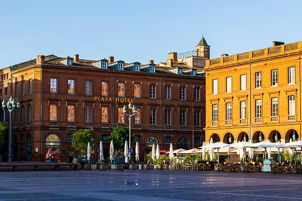 terrasses et batiments en briques rouges sur la place du capitole a toulouse
