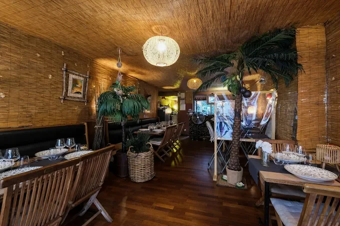 interieur chaleureux de restaurants exotiques evjf à toulouse avec decor tropical et ambiance festive