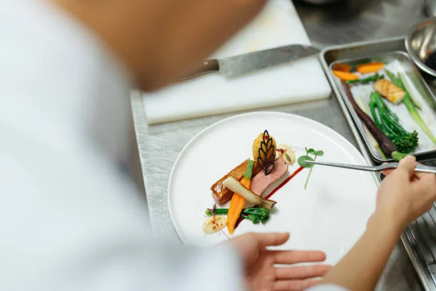 dressage raffine dans les restaurants gastronomiques evjf à toulouse avec legumes colores et viande