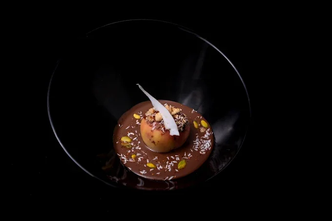 dessert raffiné servi dans un restaurant insolite evjf à toulouse, chocolat et fruits secs en présentation élégante