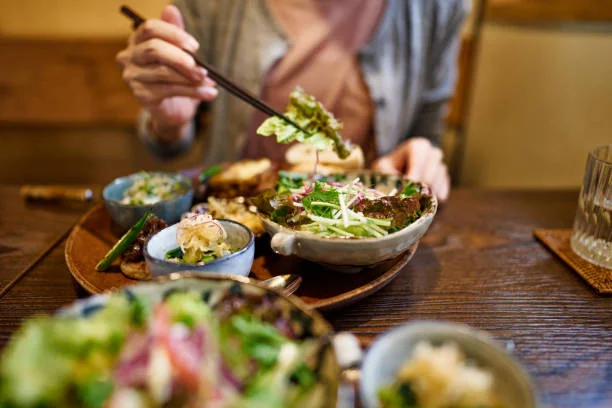 plats sains et colores servis dans des restaurants vegetariens et vegan evjf à toulouse avec salades et legumes frais