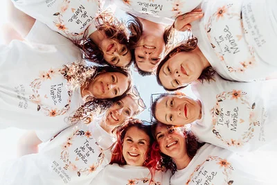 groupe de femmes en t shirts evjf allongees en cercle souriantes lors d un shooting photo evjf a reims