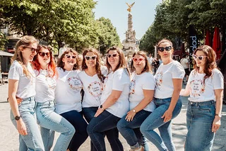 groupe de femmes en t shirts evjf posant dans une rue animee lors d un shooting photo evjf a reims