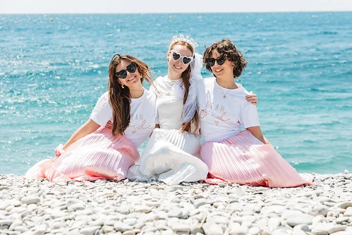 Trois amies en tenue coordonnée posant au bord de la mer lors d’un shooting photo pour un EVJF à Nice