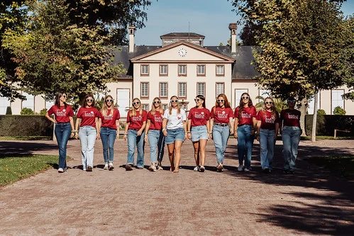 Groupe d’amies en t-shirts assortis lors d’un shooting photo EVJF à Strasbourg, marchant ensemble au parc de l’Orangerie