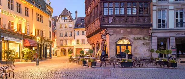 Terrasse au centre historique de Strasbourg en soirée, ambiance chaleureuse parfaite 