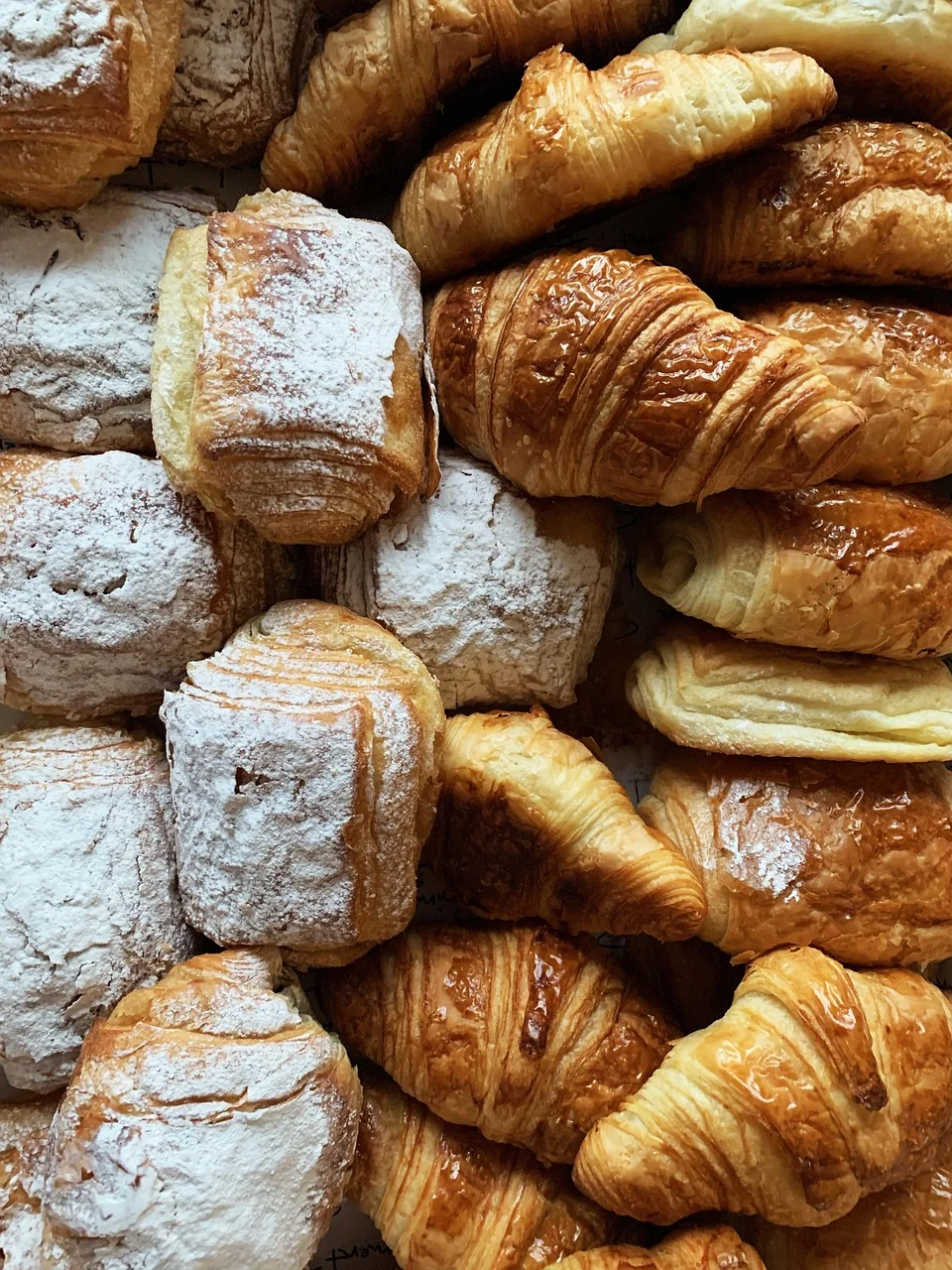 Assortiment de croissants et pains au chocolat dorés et croustillants servis pour un brunch à La Baule.
