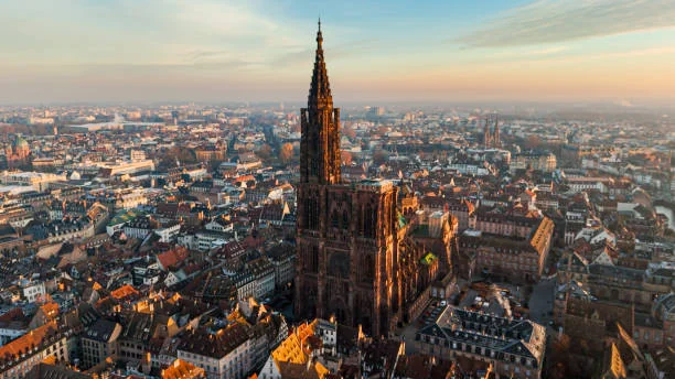 Visite guidée cathédrale Strasbourg EVJF à Strasbourg, vue aérienne de la cathédrale entourée des toits typiques de la ville