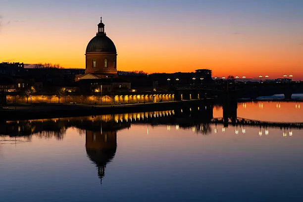 coucher de soleil sur la garonne et le dôme de la grave lors d’une visite nocturne evjf à toulouse