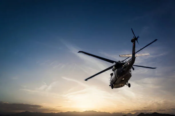helicoptere en vol au coucher du soleil pour un vol en hélicoptère evjf à toulouse avec vue panoramique