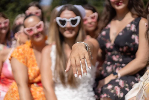 mariee montre sa bague entouree de ses amies lors d un evjf illustrant 10 bonnes raisons pour faire un evjf a lille