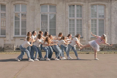 groupe de filles evjf courant vers la mariee illustrant 10 bonnes raisons pour faire un evjf a lille dans une ambiance fun
