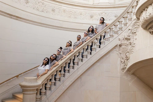 groupe de filles alignees sur un escalier elegant