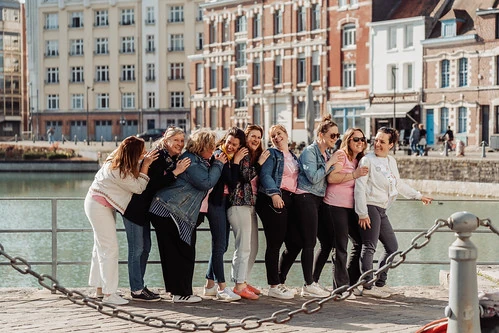 groupe de filles riant au bord d un canal a lille illustrant 10 bonnes raisons pour faire un evjf a lille
