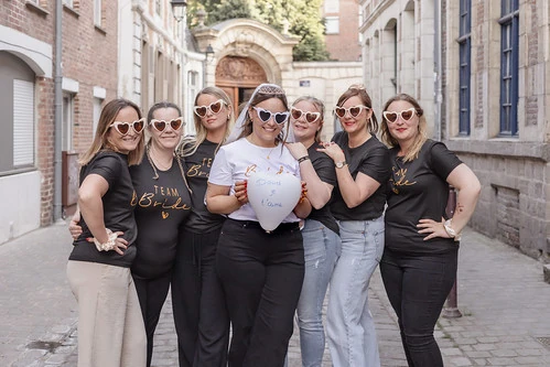 groupe de filles team bride posant dans une rue de lille illustrant 10 bonnes raisons pour faire un evjf a lille