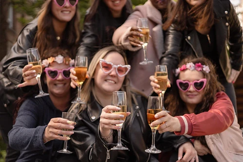 groupe de filles levant des verres de champagne