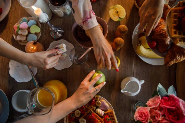 mains de femmes partagent un brunch