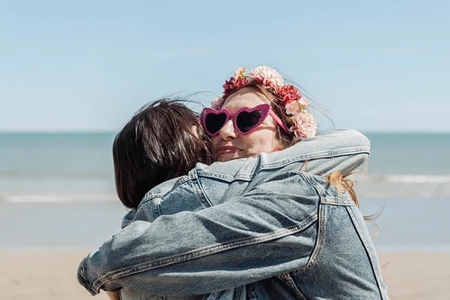 deux femmes s enlacent sur la plage pendant un evjf pour illustrer 10 idees originales pour un evjf a montpellier