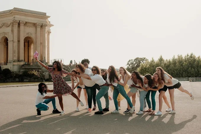 groupe de femmes joue et tire la future mariee en riant pour illustrer 10 idees originales pour un evjf a montpellier