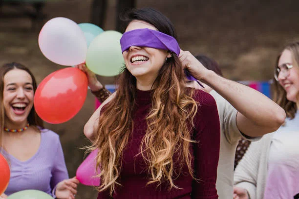 femme les yeux bandes participe a un jeu