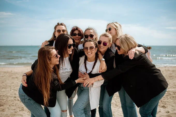 groupe de femmes enlace la future mariee sur la plage pour illustrer 10 idees originales pour un evjf a montpellier